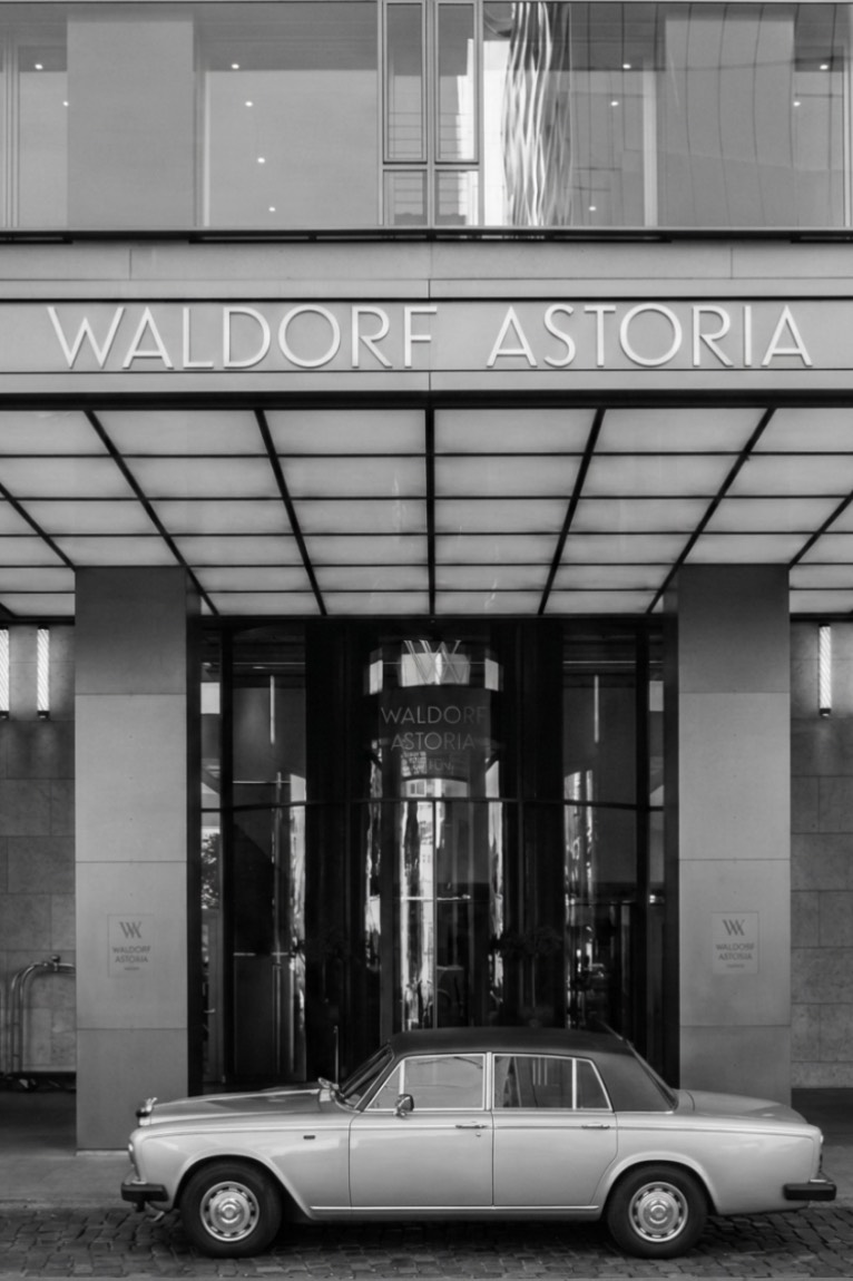 Eingang des Waldorf Astoria Berlin mit klassischem Automobil